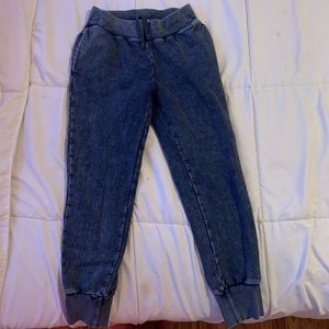 Aritzia distressed joggers (the perfect jogger)